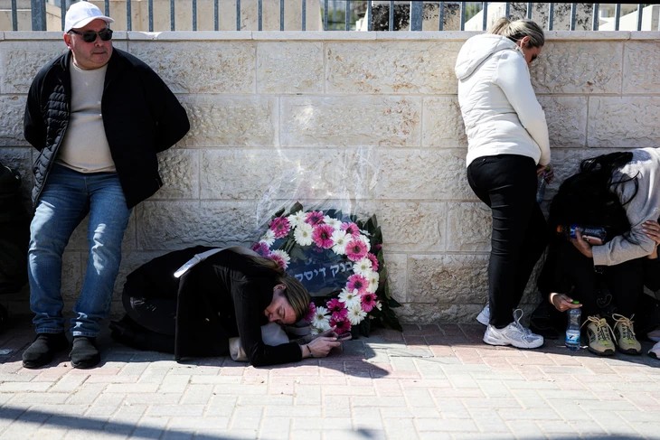 Người dân ở thành phố Bet Shemesh, cách Jerusalem khoảng 30km, trú ẩn khi còi báo động vang lên vào ngày 2-3 - Ảnh: AFP Người dân ở thành phố Bet Shemesh, cách Jerusalem khoảng 30km, trú ẩn khi còi báo động vang lên vào ngày 2-3 - Ảnh: AFP
