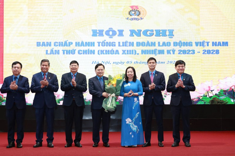 Tập thể lãnh đạo Tổng Liên đoàn Lao động Việt Nam ra mắt tại Hội nghị. (Ảnh: T.L) Tập thể lãnh đạo Tổng Liên đoàn Lao động Việt Nam ra mắt tại Hội nghị. (Ảnh: T.L)