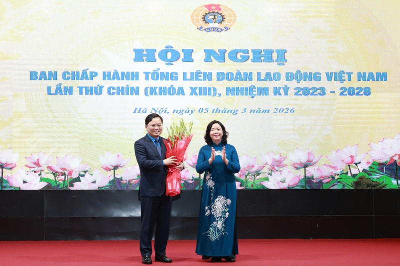 Bà Bùi Thị Minh Hoài, Ủy viên Bộ Chính trị, Bí thư Trung ương Đảng, Bí thư Đảng ủy Mặt trận Tổ quốc, các đoàn thể Trung ương, Chủ tịch Ủy ban Trung ương Mặt trận Tổ quốc Việt Nam tặng hoa chúc mừng ông Nguyễn Anh Tuấn. (Ảnh: T.L) Bà Bùi Thị Minh Hoài, Ủy viên Bộ Chính trị, Bí thư Trung ương Đảng, Bí thư Đảng ủy Mặt trận Tổ quốc, các đoàn thể Trung ương, Chủ tịch Ủy ban Trung ương Mặt trận Tổ quốc Việt Nam tặng hoa chúc mừng ông Nguyễn Anh Tuấn. (Ảnh: T.L)