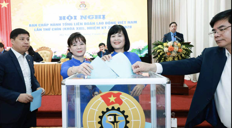 Các đại biểu bỏ phiếu bầu đồng chí Nguyễn Anh Tuấn vào Ban Chấp hành Tổng LĐLĐ Việt Nam lần thứ IX (khóa XIII). (Ảnh: T.L) Các đại biểu bỏ phiếu bầu đồng chí Nguyễn Anh Tuấn vào Ban Chấp hành Tổng LĐLĐ Việt Nam lần thứ IX (khóa XIII). (Ảnh: T.L)