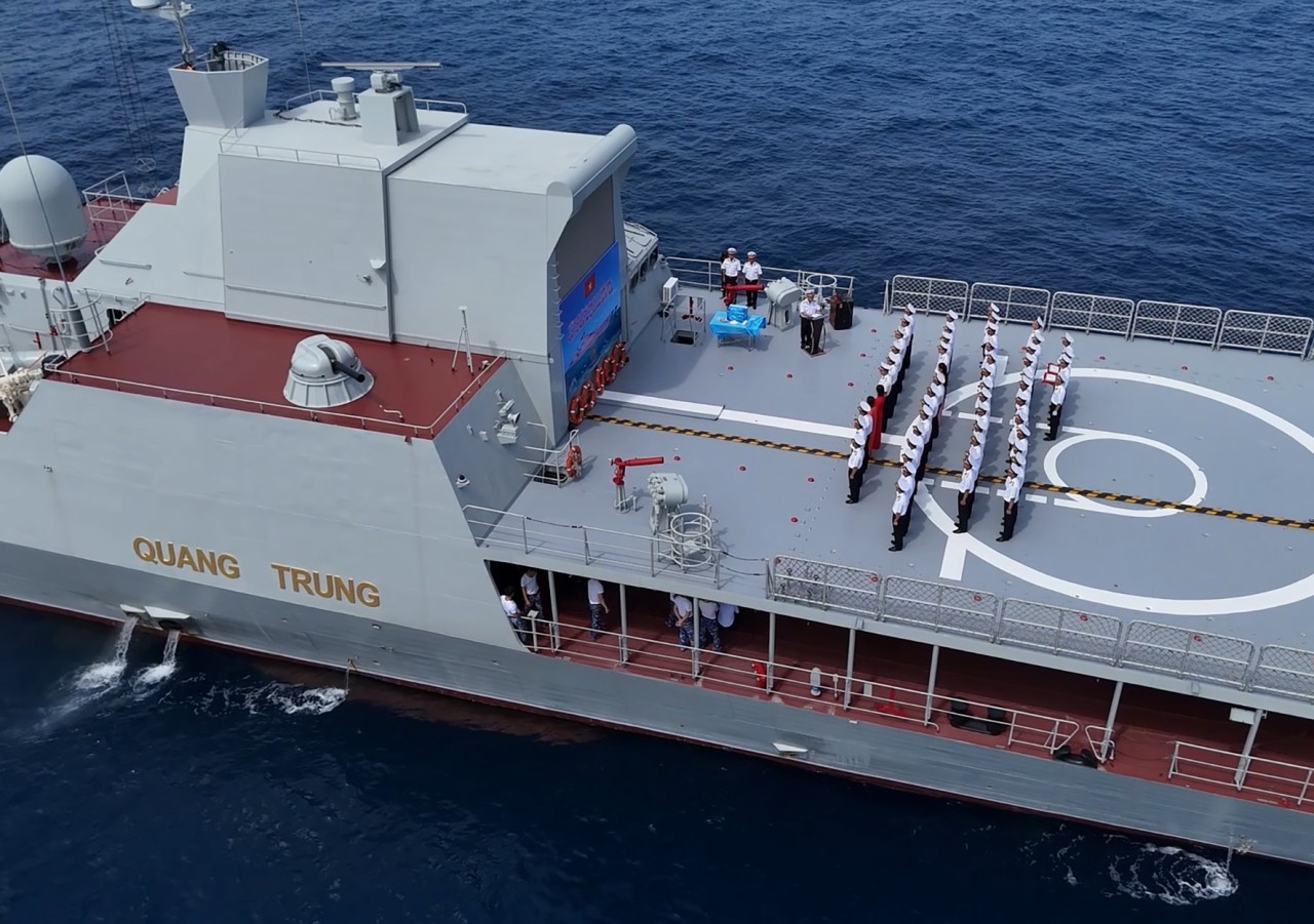 Tàu 016-Quang Trung vượt qua đường xích đạo tham dự Kakadu (2026) Tàu 016-Quang Trung vượt qua đường xích đạo tham dự Kakadu (2026)