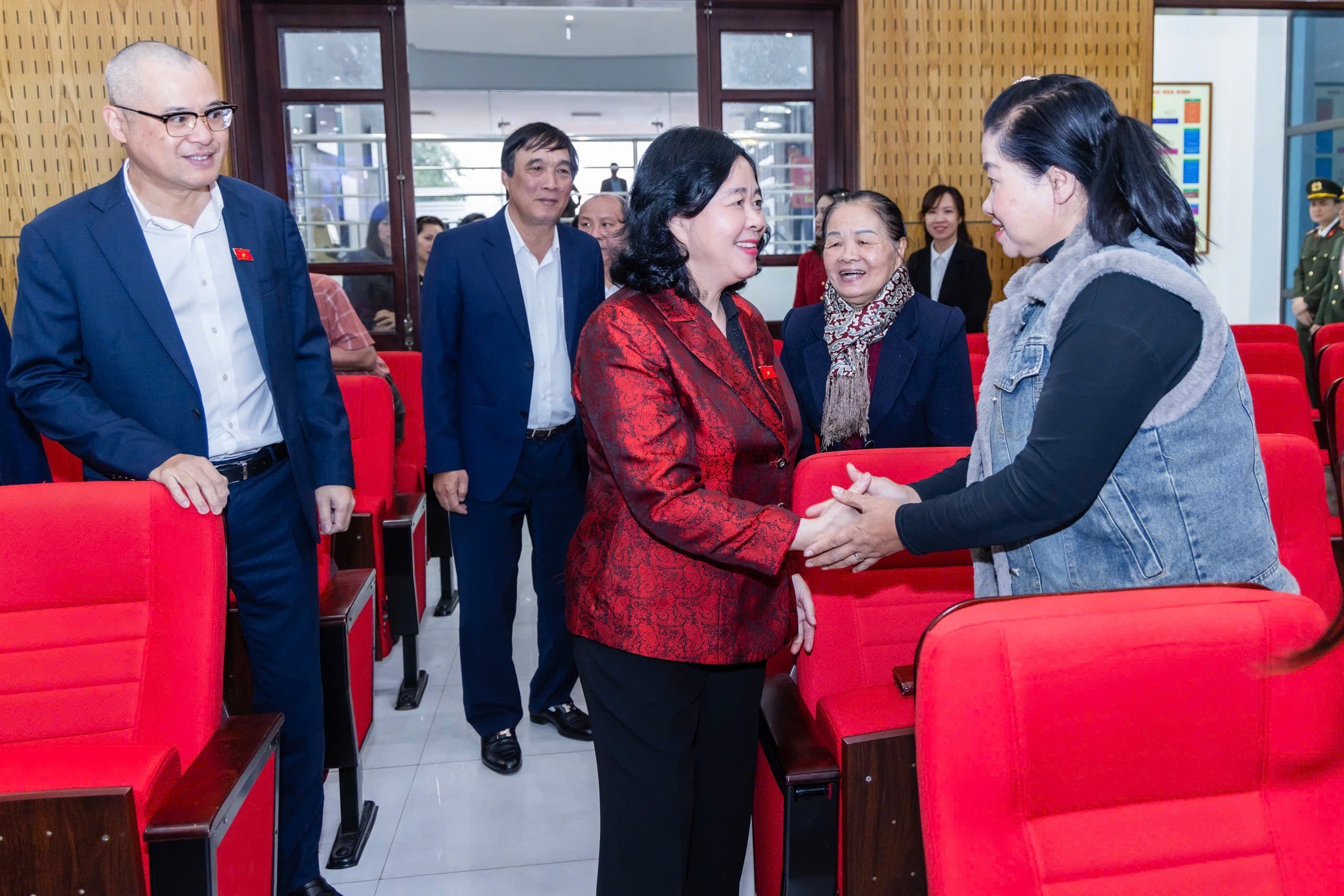 Bà Bùi Thị Minh Hoài: Quan tâm xây dựng chính sách để Phú Thọ phát huy lợi thế trung tâm vùng Trung du và miền núi phía Bắc Bà Bùi Thị Minh Hoài: Quan tâm xây dựng chính sách để Phú Thọ phát huy lợi thế trung tâm vùng Trung du và miền núi phía Bắc