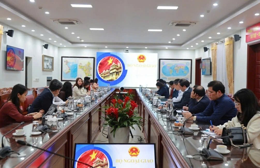 Cuộc họp liên ngành nhằm rà soát và triển khai các giải pháp để tăng cường quảng bá sản phẩm Thương hiệu quốc gia Việt Nam trong các hoạt động đối ngoại và ngoại giao kinh tế của các cơ quan đại diện Việt Nam tại nước ngoài. (Ảnh: Vân Khánh) Cuộc họp liên ngành nhằm rà soát và triển khai các giải pháp để tăng cường quảng bá sản phẩm Thương hiệu quốc gia Việt Nam trong các hoạt động đối ngoại và ngoại giao kinh tế của các cơ quan đại diện Việt Nam tại nước ngoài. (Ảnh: Vân Khánh)
