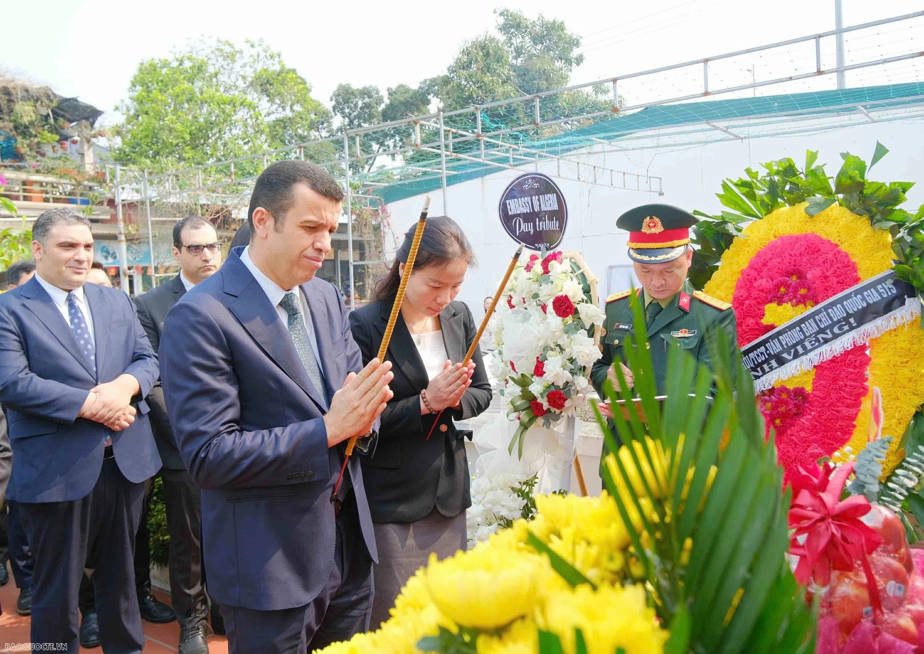 Cách đây 51 năm, vào ngày 8/3/1974, một vụ tai nạn máy bay thương tâm đã cướp đi sinh mạng của 15 nhà báo và kỹ thuật viên từ các cơ quan thông tấn, báo chí Algeria (El Moudjahid, APS, Truyền hình Algeria…), cùng 9 nhà báo Việt Nam. (Ảnh: Ngọc Anh) Cách đây 51 năm, vào ngày 8/3/1974, một vụ tai nạn máy bay thương tâm đã cướp đi sinh mạng của 15 nhà báo và kỹ thuật viên từ các cơ quan thông tấn, báo chí Algeria (El Moudjahid, APS, Truyền hình Algeria…), cùng 9 nhà báo Việt Nam. (Ảnh: Ngọc Anh)