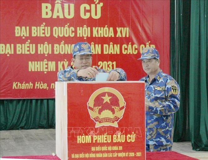 Những cử tri đầu tiên bỏ phiếu ở tổ bầu cử số 7, đặc khu Trường Sa. Ảnh: TTXVN Những cử tri đầu tiên bỏ phiếu ở tổ bầu cử số 7, đặc khu Trường Sa. Ảnh: TTXVN