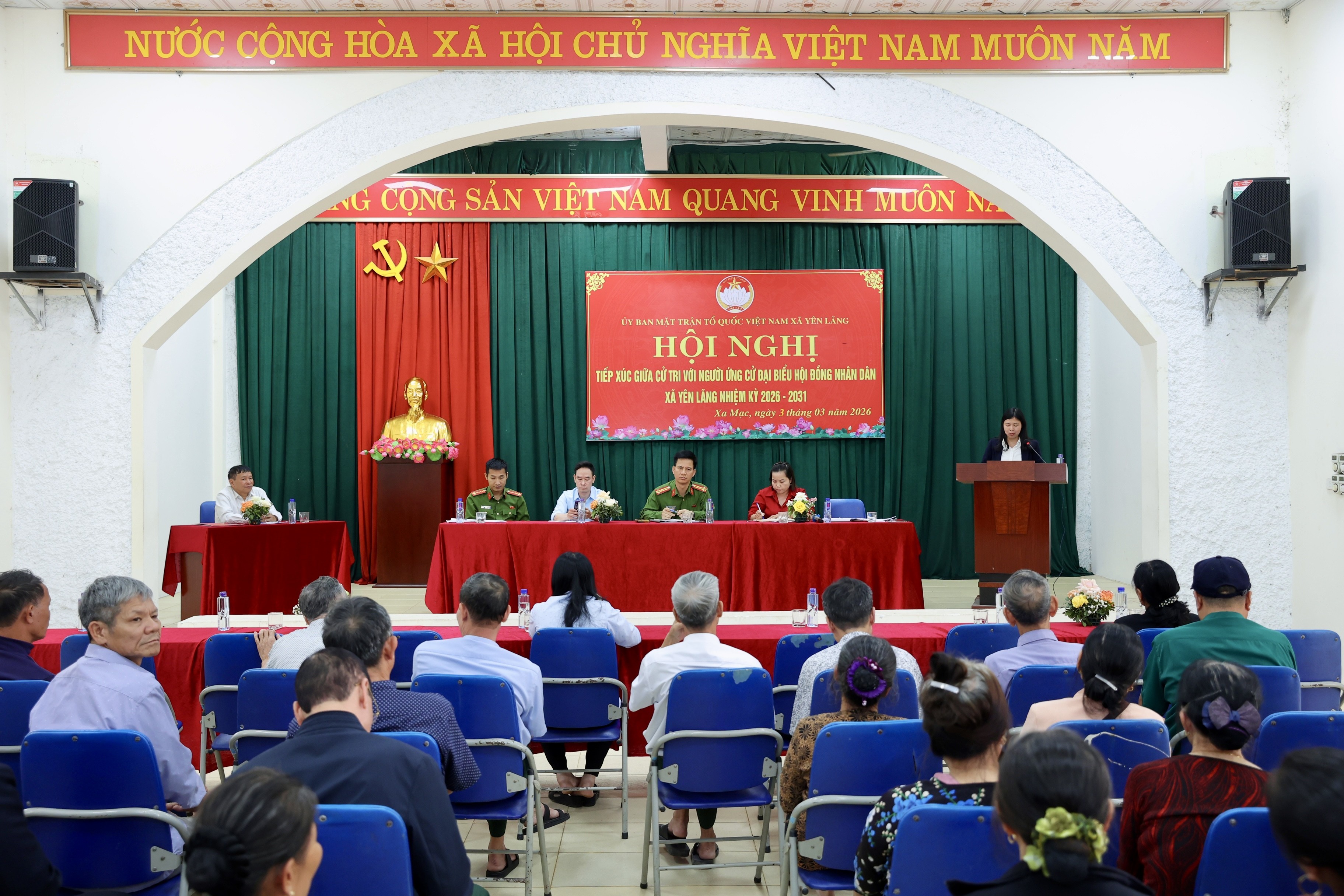 Đại biểu ứng cử xã Yên Lãng chia sẻ về chương trình hành động trước cử tri. (Ảnh: Xuân Hòa).