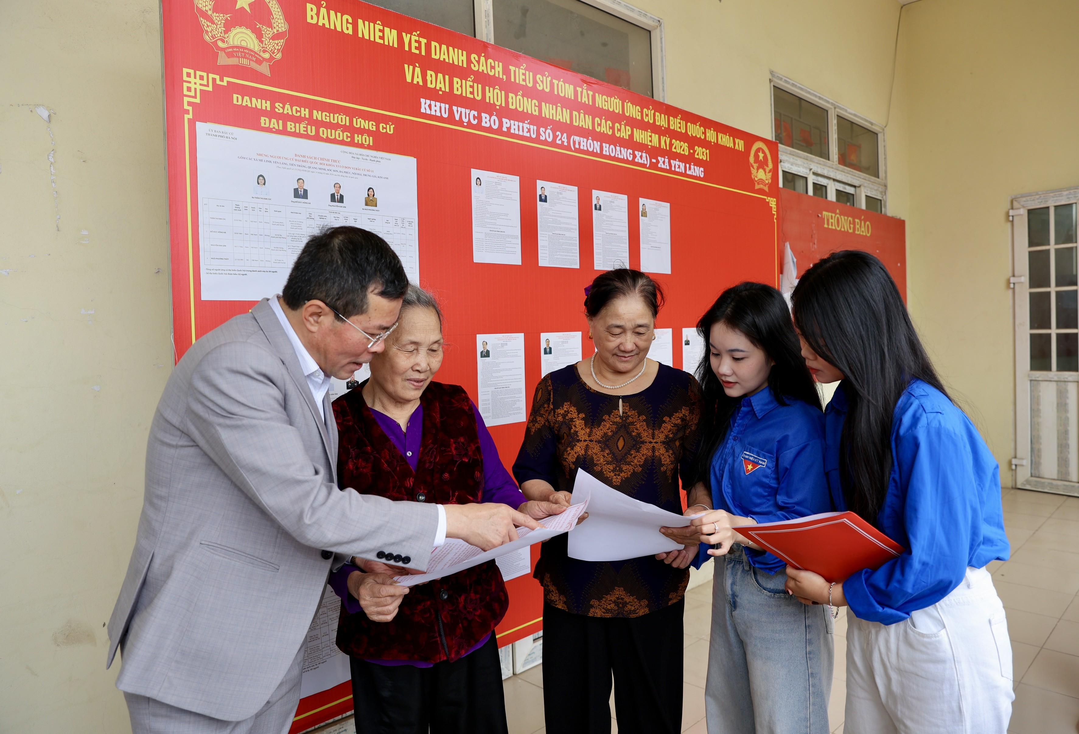 Ông Lỗ Xuân Hòa, Phó Bí thư Thường trực Đảng ủy, Chủ tịch Ủy ban MTTQ xã Yên Lãng trao đổi về quy định bầu cử với cử tri. (Ảnh: Xuân Hòa).