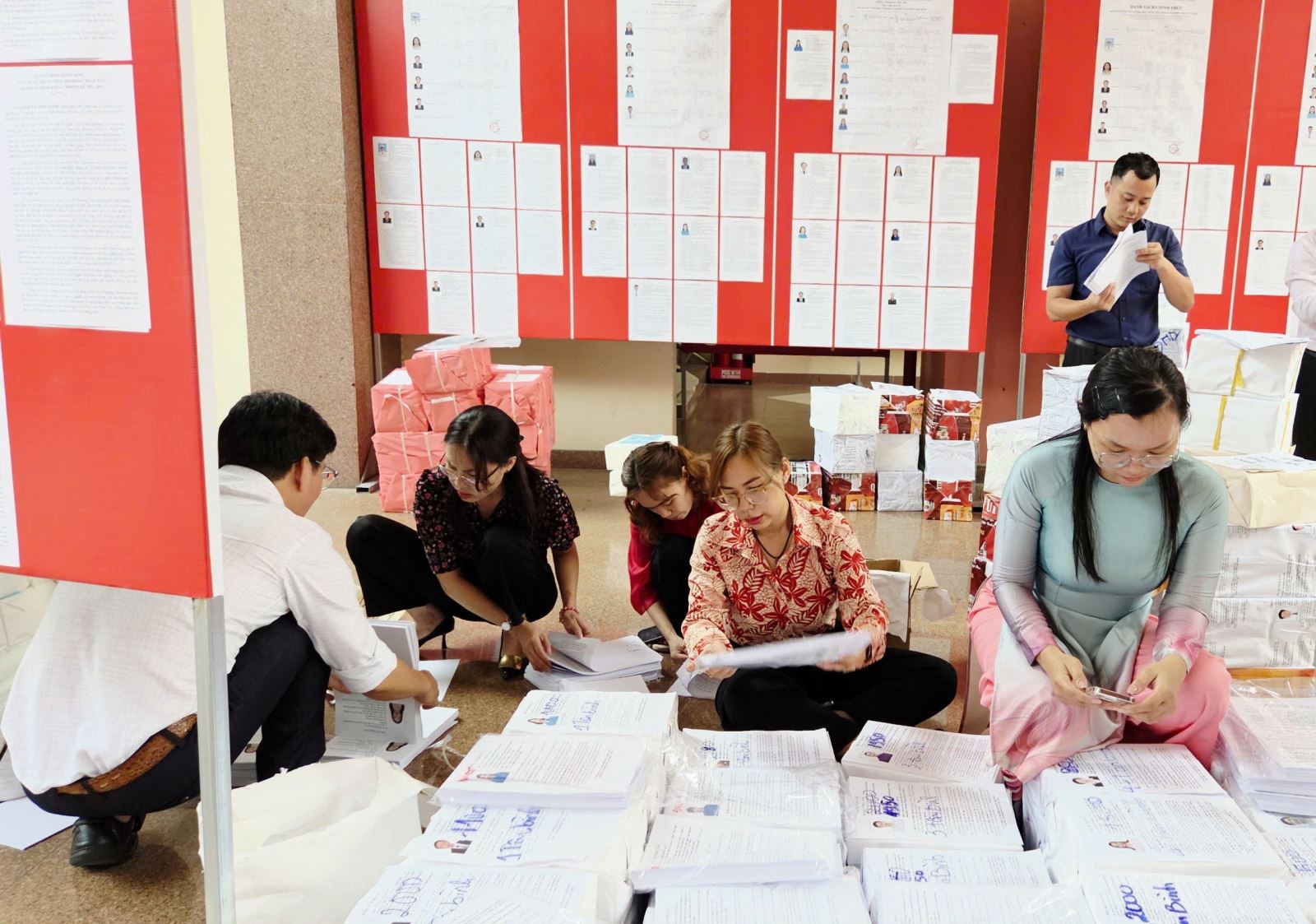Cán bộ phường Tân Bình tất bật chuẩn bị cho ngày bầu cử. Cán bộ phường Tân Bình tất bật chuẩn bị cho ngày bầu cử.