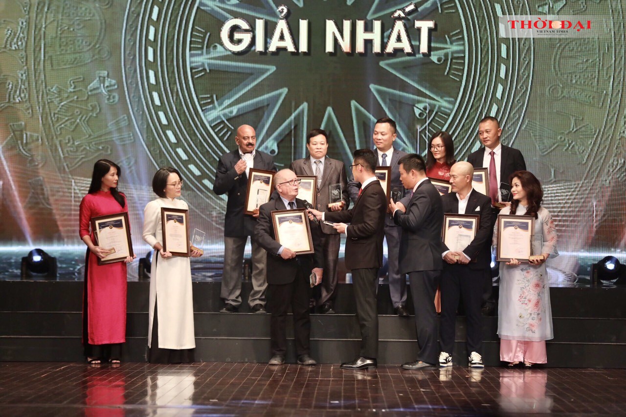 Ông Pedro de Oliveira nhận giải Nhất loại hình Sách, ngôn ngữ tiếng Bồ Đào Nha, Giải thưởng toàn quốc về thông tin đối ngoại lần thứ VIII. (Ảnh: Minh Quyết) Ông Pedro de Oliveira nhận giải Nhất loại hình Sách, ngôn ngữ tiếng Bồ Đào Nha, Giải thưởng toàn quốc về thông tin đối ngoại lần thứ VIII. (Ảnh: Minh Quyết)