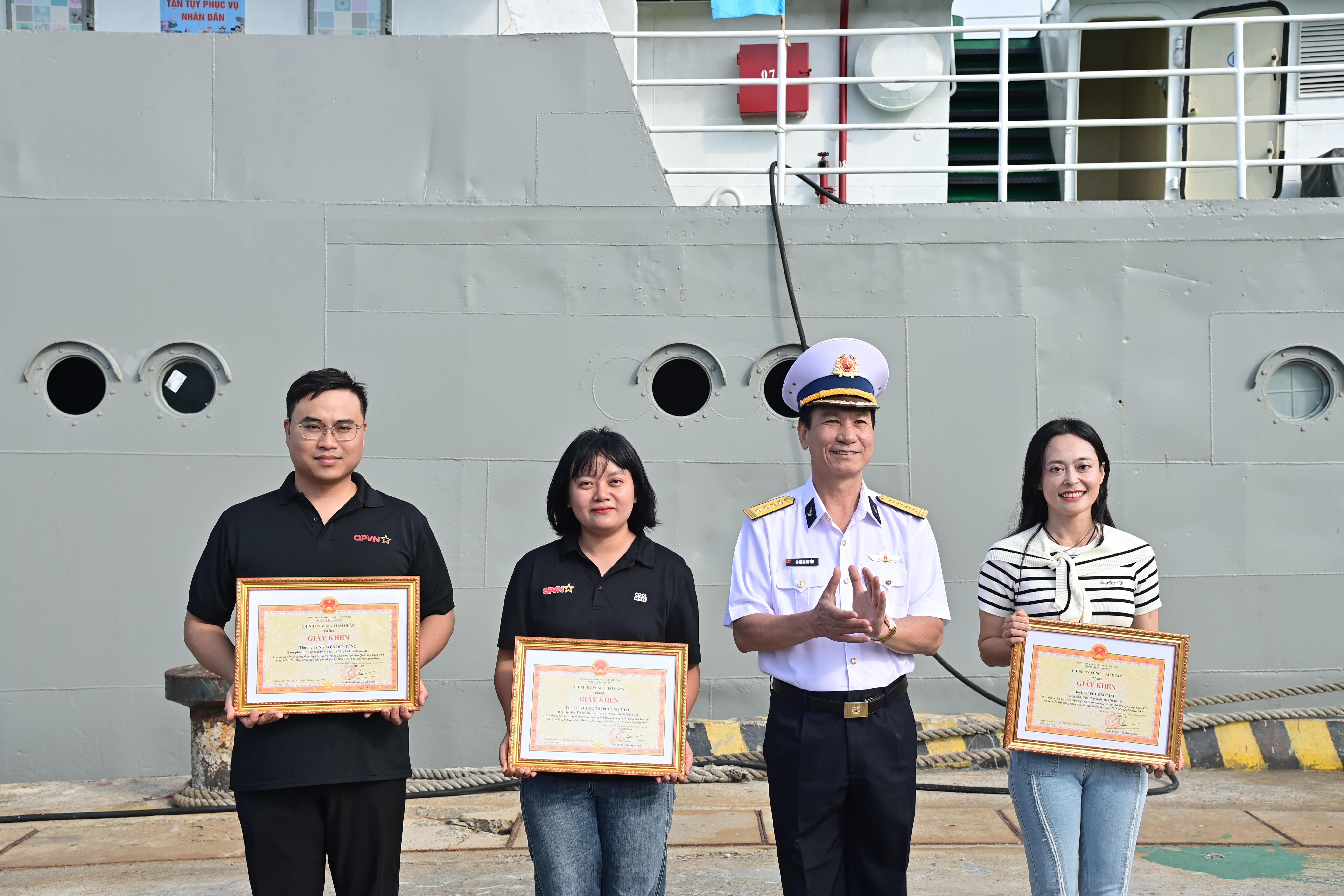 Đón Tổ bầu cử sớm trên biển hoàn thành nhiệm vụ trở về đất liền Đón Tổ bầu cử sớm trên biển hoàn thành nhiệm vụ trở về đất liền