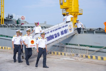 Đón Tổ bầu cử sớm trên biển hoàn thành nhiệm vụ trở về đất liền
