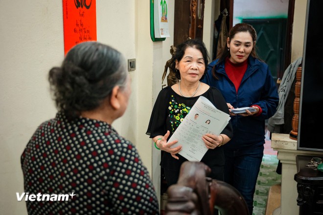 Phát Thẻ cử tri: Bảo đảm mọi công dân đủ điều kiện được tham gia bỏ phiếu Phát Thẻ cử tri: Bảo đảm mọi công dân đủ điều kiện được tham gia bỏ phiếu