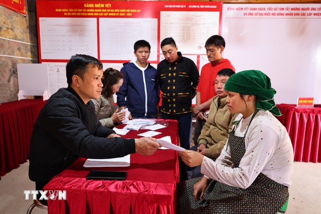 Phát Thẻ cử tri: Bảo đảm mọi công dân đủ điều kiện được tham gia bỏ phiếu Phát Thẻ cử tri: Bảo đảm mọi công dân đủ điều kiện được tham gia bỏ phiếu