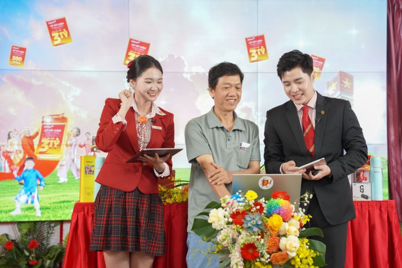 Chủ nhân giải 3 tỷ đồng đã lộ diện, hành trình “Tiết kiệm Tỷ phú” tại HDBank khép lại trong những khoảnh khắc vỡ òa