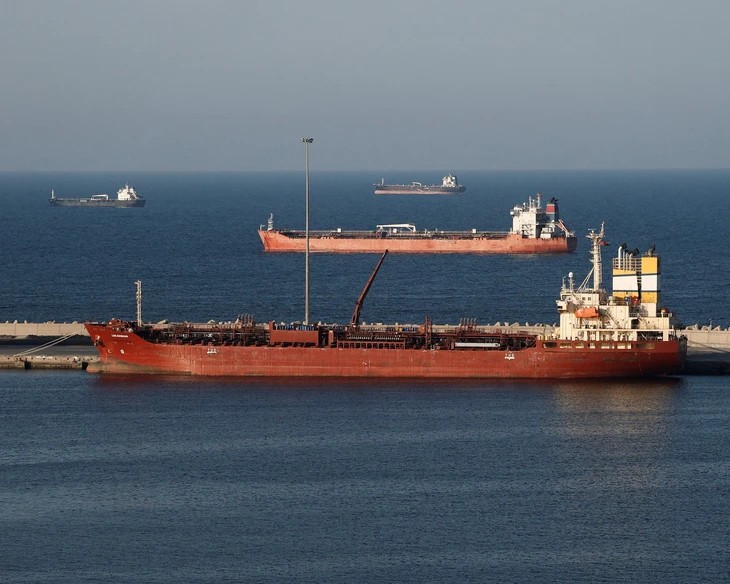 Các tàu chở dầu neo đậu tại thủ đô Muscat, Oman ngày 7/3. (Ảnh: Reuters)