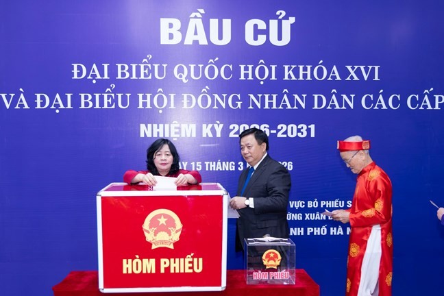 Chủ tịch Ủy ban Trung ương MTTQ Việt Nam Bùi Thị Minh Hoài dự khai mạc và bỏ phiếu bầu cử tại Hà Nội