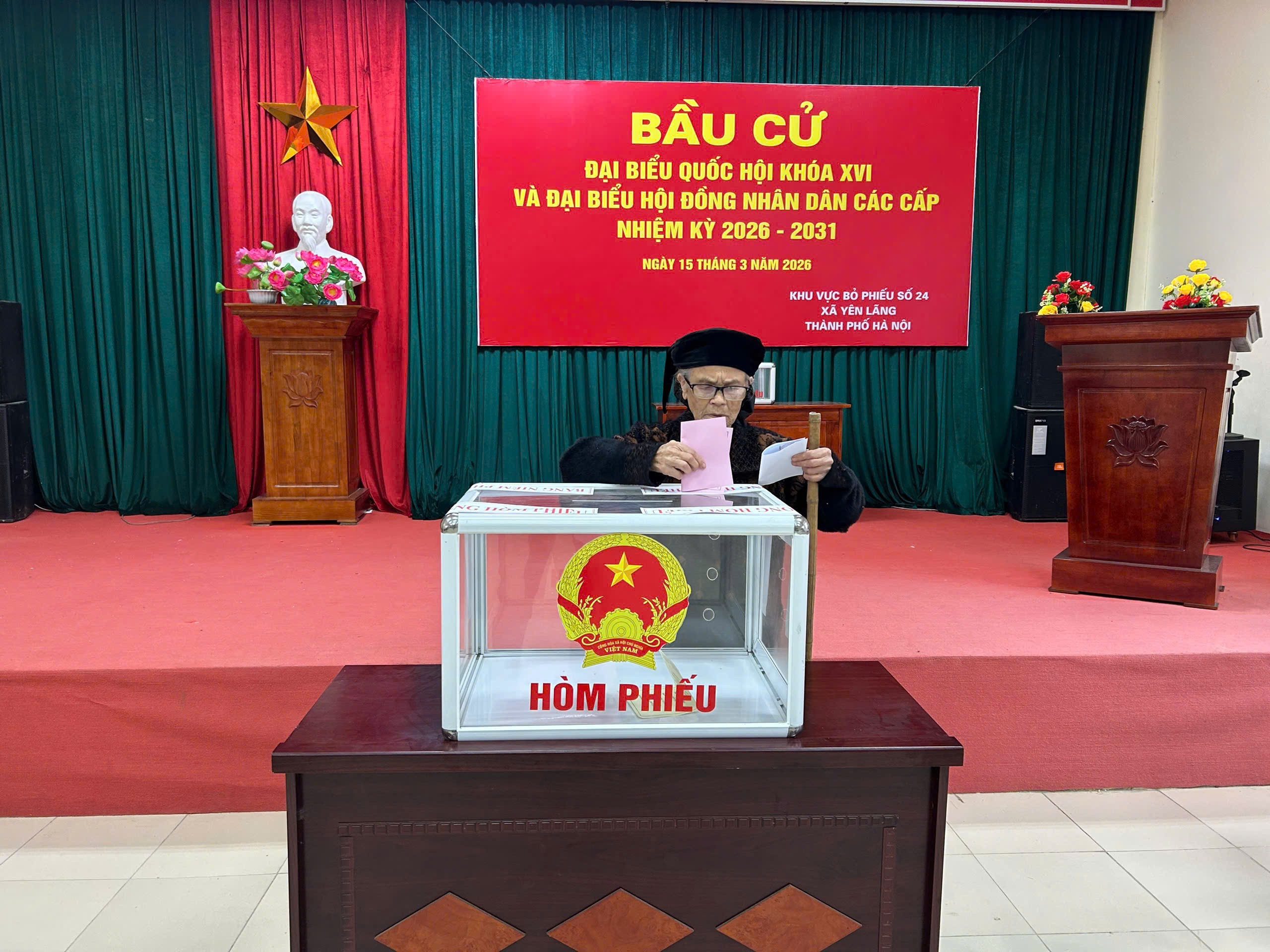 Cảm động hình ảnh những cử tri tuổi “xưa nay hiếm” chống gậy đi bầu cử ở Yên Lãng (Hà Nội)