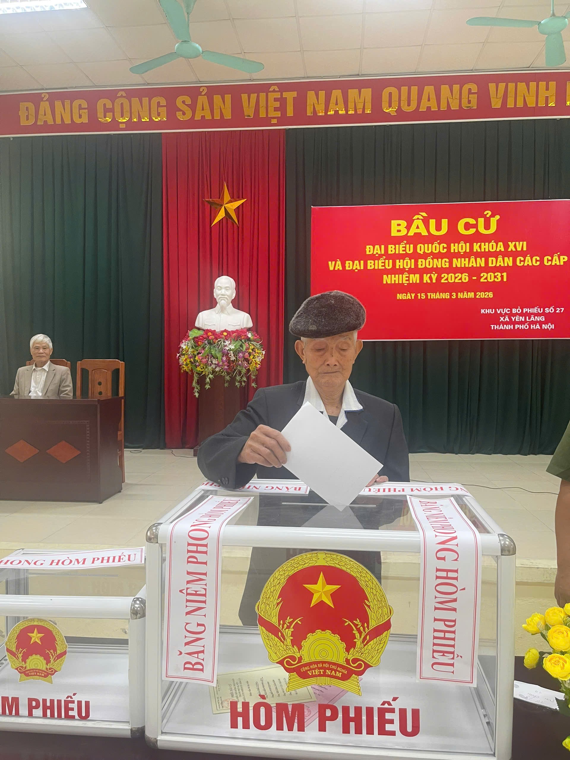 Cảm động hình ảnh những cử tri tuổi “xưa nay hiếm” chống gậy đi bầu cử ở Yên Lãng (Hà Nội)