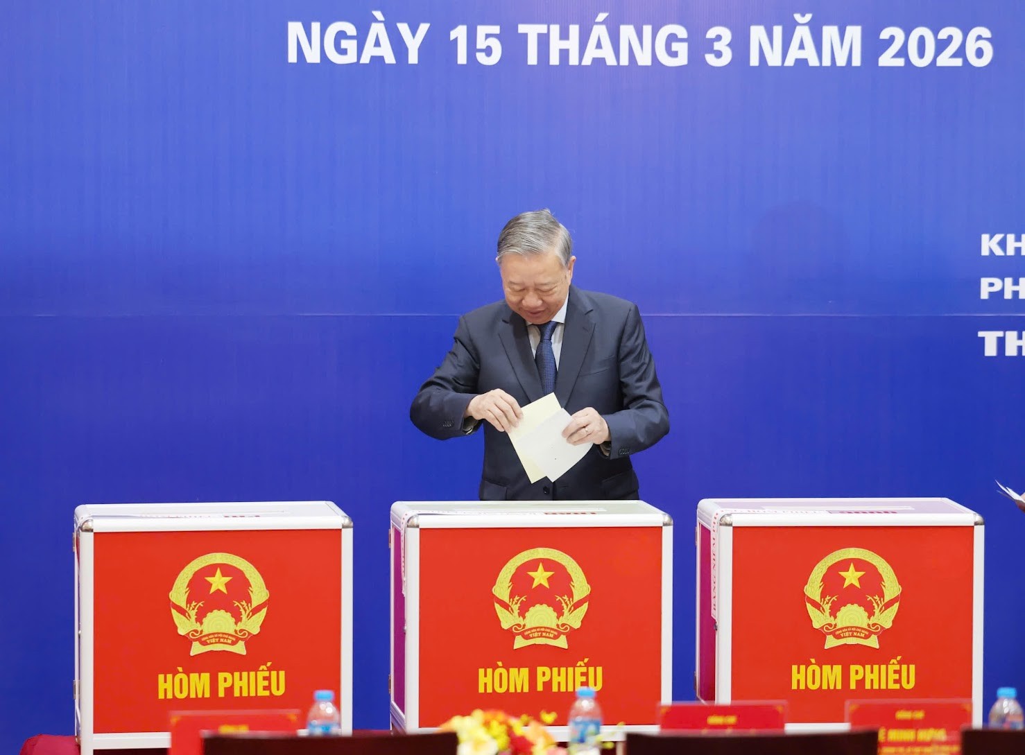 Tổng Bí thư Tô Lâm thực hiện quyền công dân, bỏ phiếu bầu đại biểu Quốc hội khóa XVI và HĐND các cấp nhiệm kỳ 2026-2031 tại điểm bỏ phiếu Trường THPT Phan Đình Phùng, khu vực bỏ phiếu số 2, phường Ba Đình, Hà Nội - Ảnh: VGP