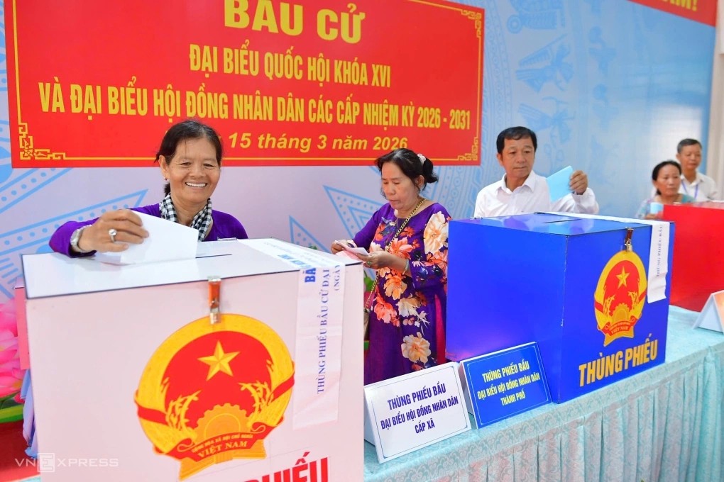 Cử tri bỏ phiếu tại điểm bầu cử xã Hóc Môn, TP HCM. Ảnh: Thanh Tùng
