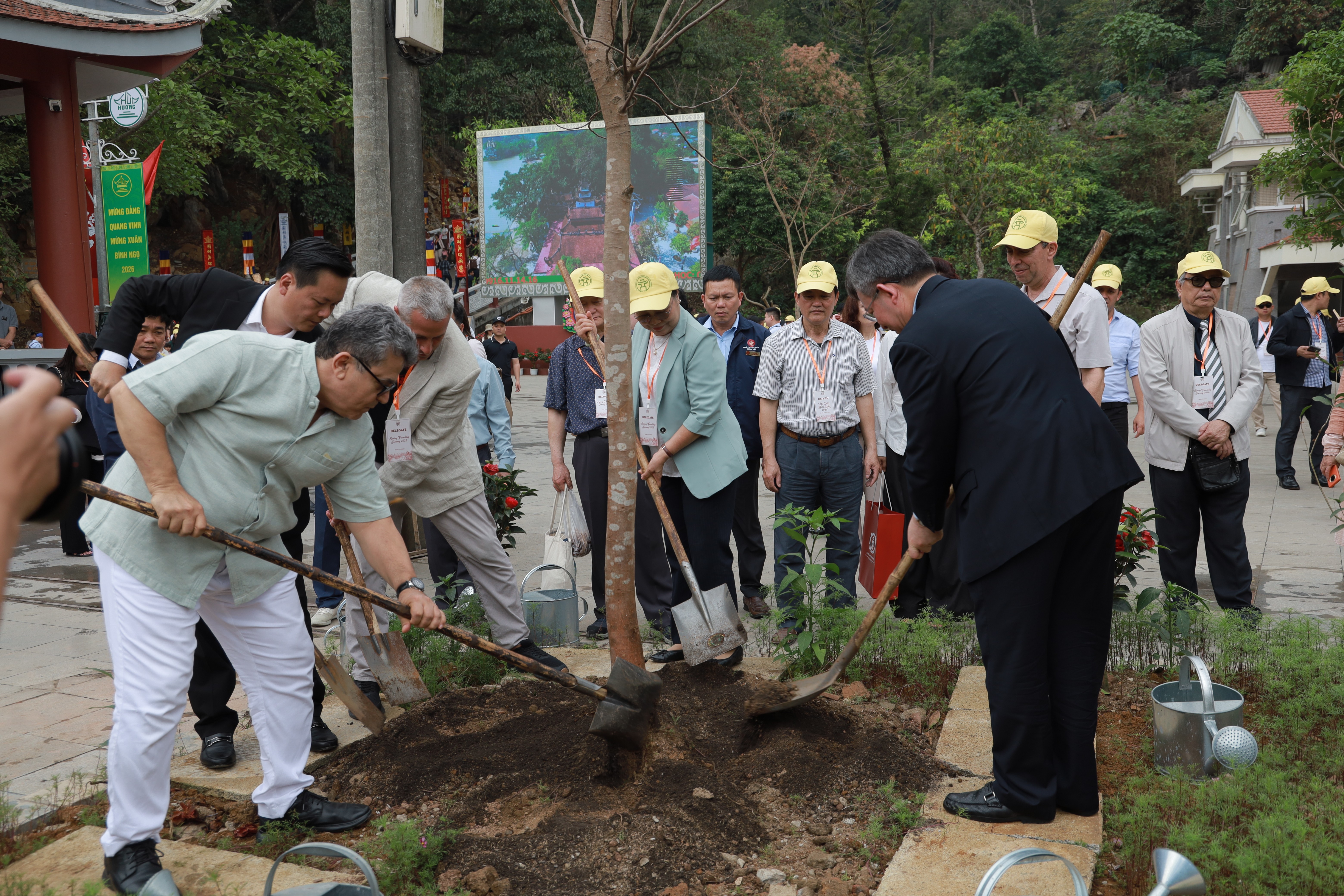 Gần 400 đại biểu, Đại sứ tham gia “Du xuân hữu nghị 2026” tại chùa Hương