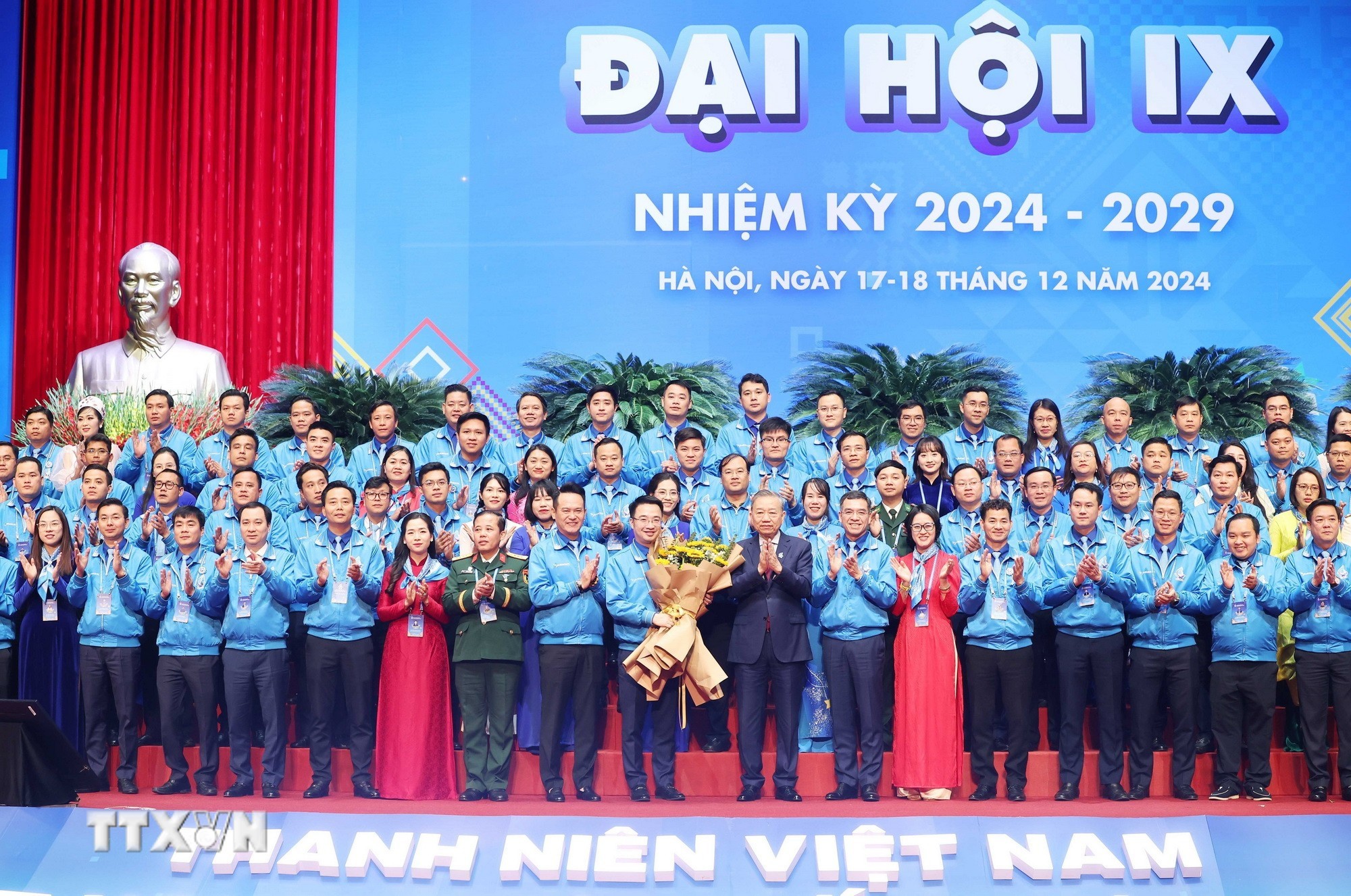Tổng Bí thư Tô Lâm tặng hoa chúc mừng Ủy ban Trung ương Hội Liên hiệp Thanh niên Việt Nam khóa IX, nhiệm kỳ 2024-2029. (Ảnh: Thống Nhất/TTXVN)