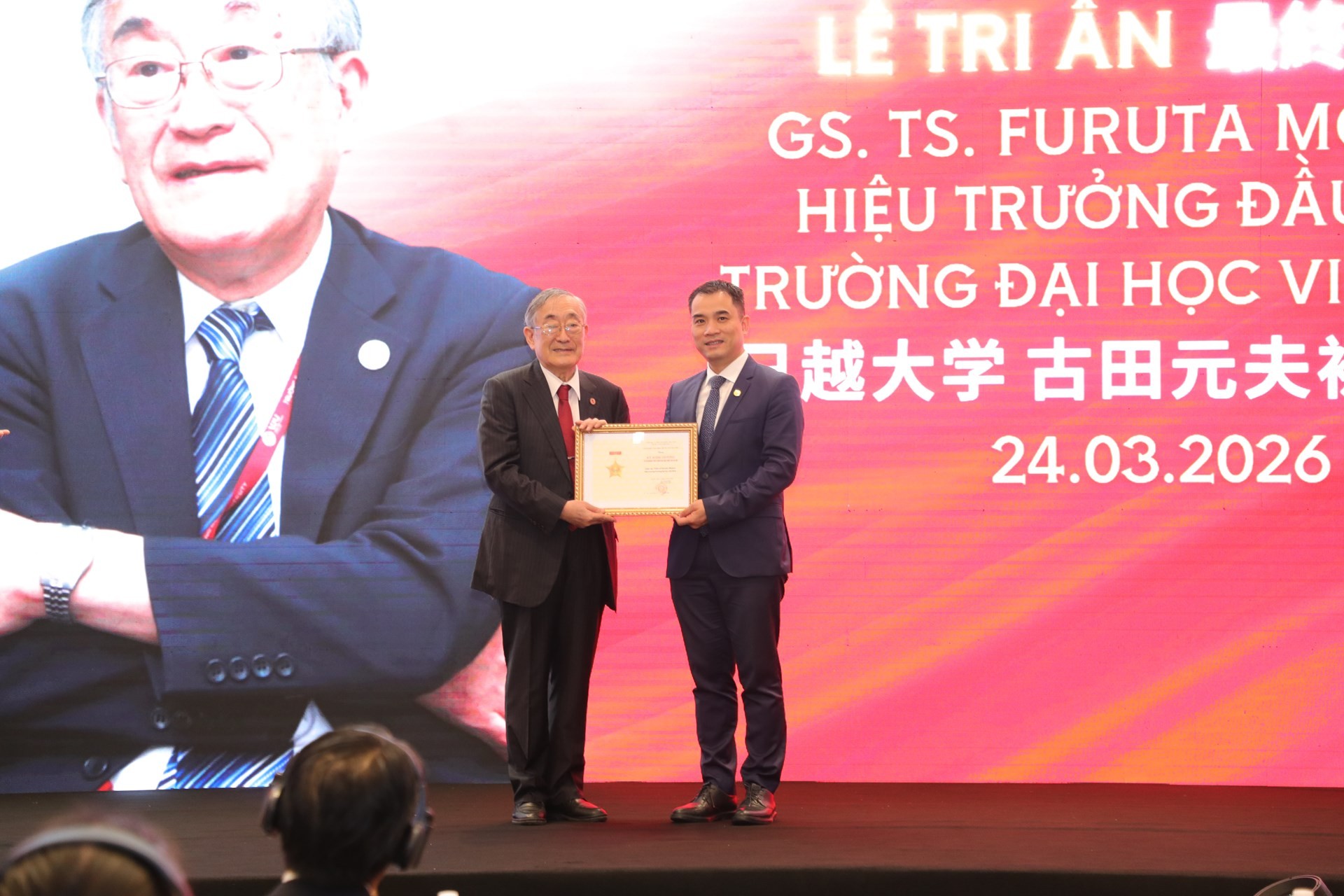 Phó Giám đốc Phạm Bảo Sơn trao Kỷ niệm chương “Vì sự nghiệp phát triển Đại học Quốc gia Hà Nội” cho GS.TS. Furuta Motoo, Hiệu trưởng Trường Đại học Việt Nhật vì đã có nhiều đóng góp cho sự phát triển của ĐHQGHN