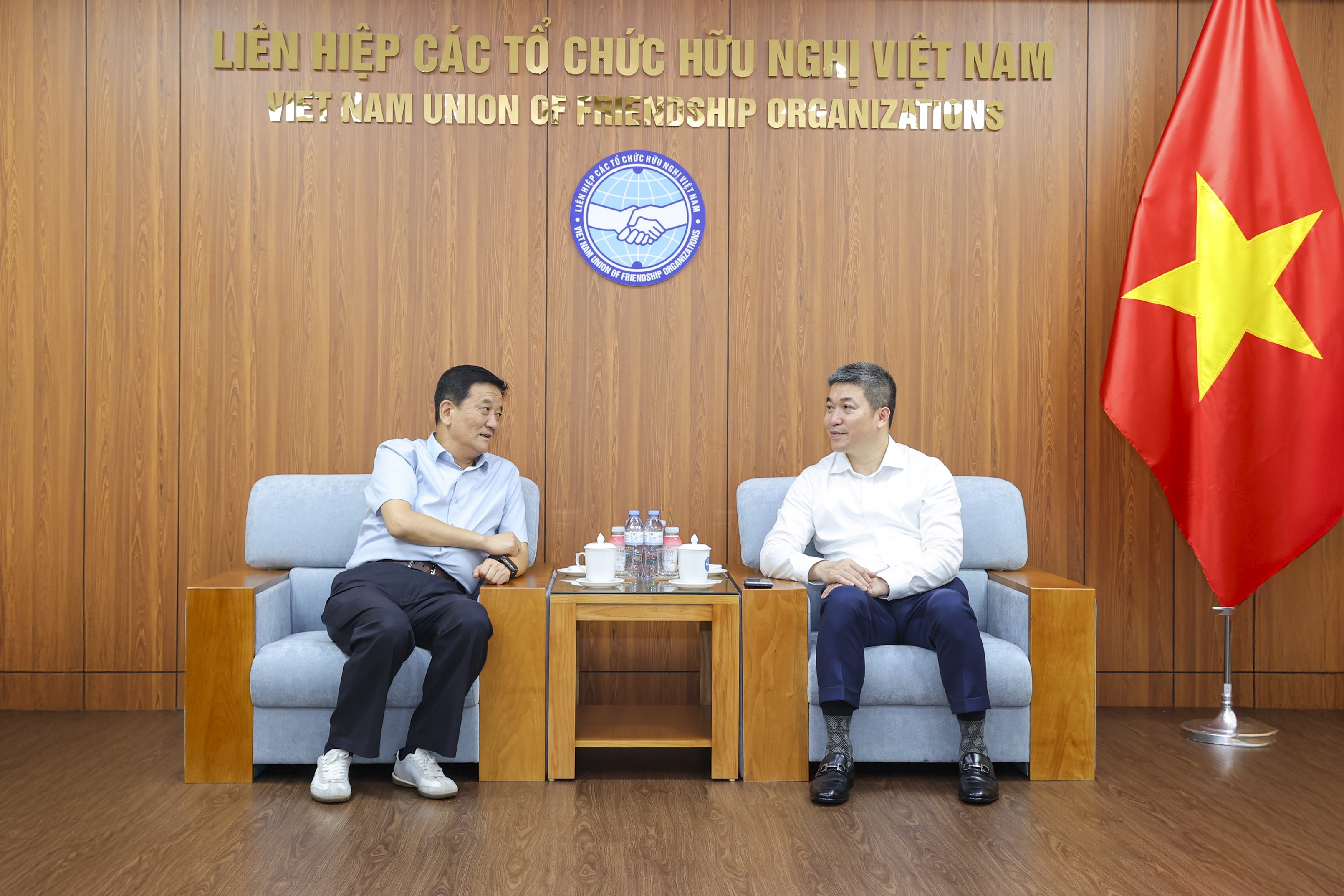 Chủ tịch Liên hiệp các tổ chức hữu nghị Việt Nam Phan Anh Sơn (bên phải)