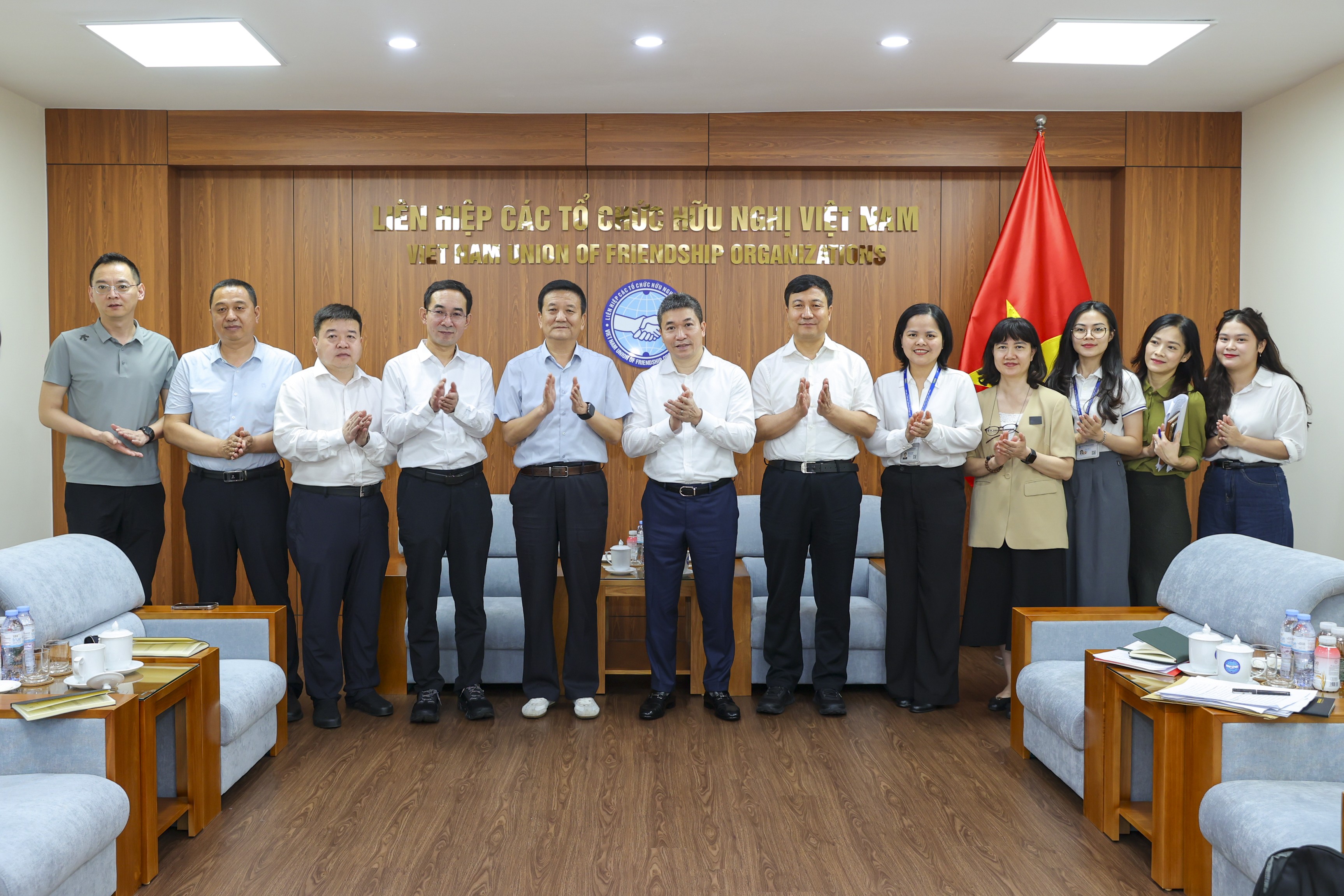 Các đại biểu chụp ảnh lưu niệm. (Ảnh: Đinh Hoà)