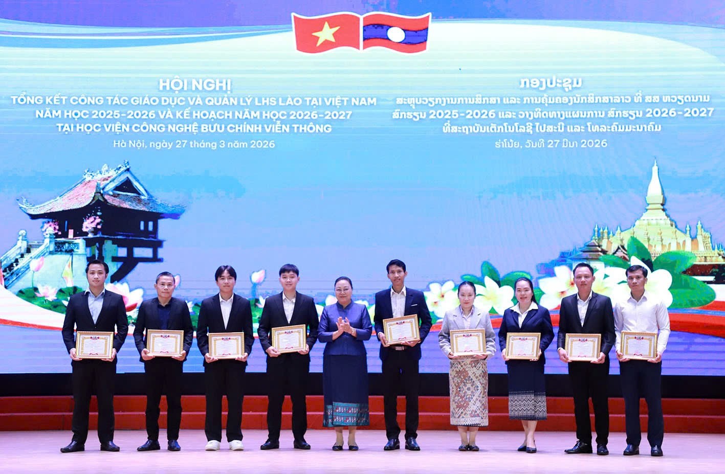 Đại sứ Lào tại Việt Nam Khamphao Ernthavanh trao Giấy khen cho các bạn lưu học sinh Lào có thành tích đặc biệt xuất sắc. (Ảnh: Đại sứ quán Lào tại Việt Nam) Đại sứ Lào tại Việt Nam Khamphao Ernthavanh trao Giấy khen cho các bạn lưu học sinh Lào có thành tích đặc biệt xuất sắc. (Ảnh: Đại sứ quán Lào tại Việt Nam)