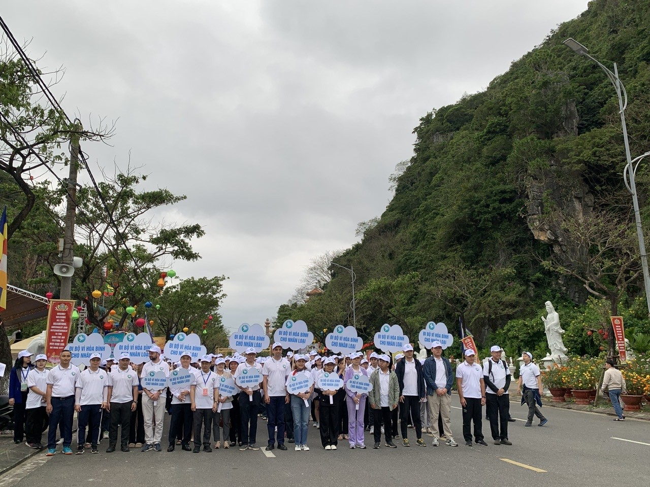 Chương trình “Đi bộ vì hoà bình” trong khuôn khổ Lễ hội Quán Thế Âm năm 2025. (Ảnh: Liên hiệp các tổ chức hữu nghị thành phố Đà Nẵng) Chương trình “Đi bộ vì hoà bình” trong khuôn khổ Lễ hội Quán Thế Âm năm 2025. (Ảnh: Liên hiệp các tổ chức hữu nghị thành phố Đà Nẵng)
