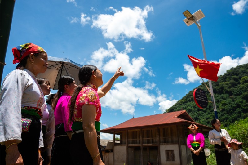 Trong ảnh là một đèn năng lượng mặt trời được tặng cho người dân tỉnh Sơn La, trong khuôn khổ chiến dịch Mùa hè Xanh 2025 do Quỹ đồng hành cùng Đoàn Thanh niên Đại học Quốc gia Hà Nội triển khai. Ảnh: QVTLX. Trong ảnh là một đèn năng lượng mặt trời được tặng cho người dân tỉnh Sơn La, trong khuôn khổ chiến dịch Mùa hè Xanh 2025 do Quỹ đồng hành cùng Đoàn Thanh niên Đại học Quốc gia Hà Nội triển khai. Ảnh: QVTLX.