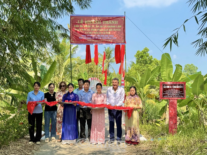 Đại biểu xã Khánh Lâm cùng nhà tài trợ cắt băng khánh thánh cầu giao thông nông thông số 99 (Ảnh: Báo Cà Mau) Đại biểu xã Khánh Lâm cùng nhà tài trợ cắt băng khánh thánh cầu giao thông nông thông số 99 (Ảnh: Báo Cà Mau)
