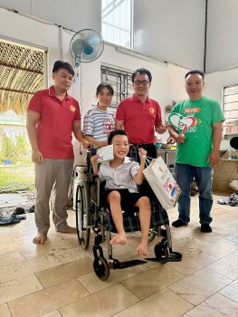 FAVIJA trao tặng xe lăn cho trẻ em khuyết tật phía Nam