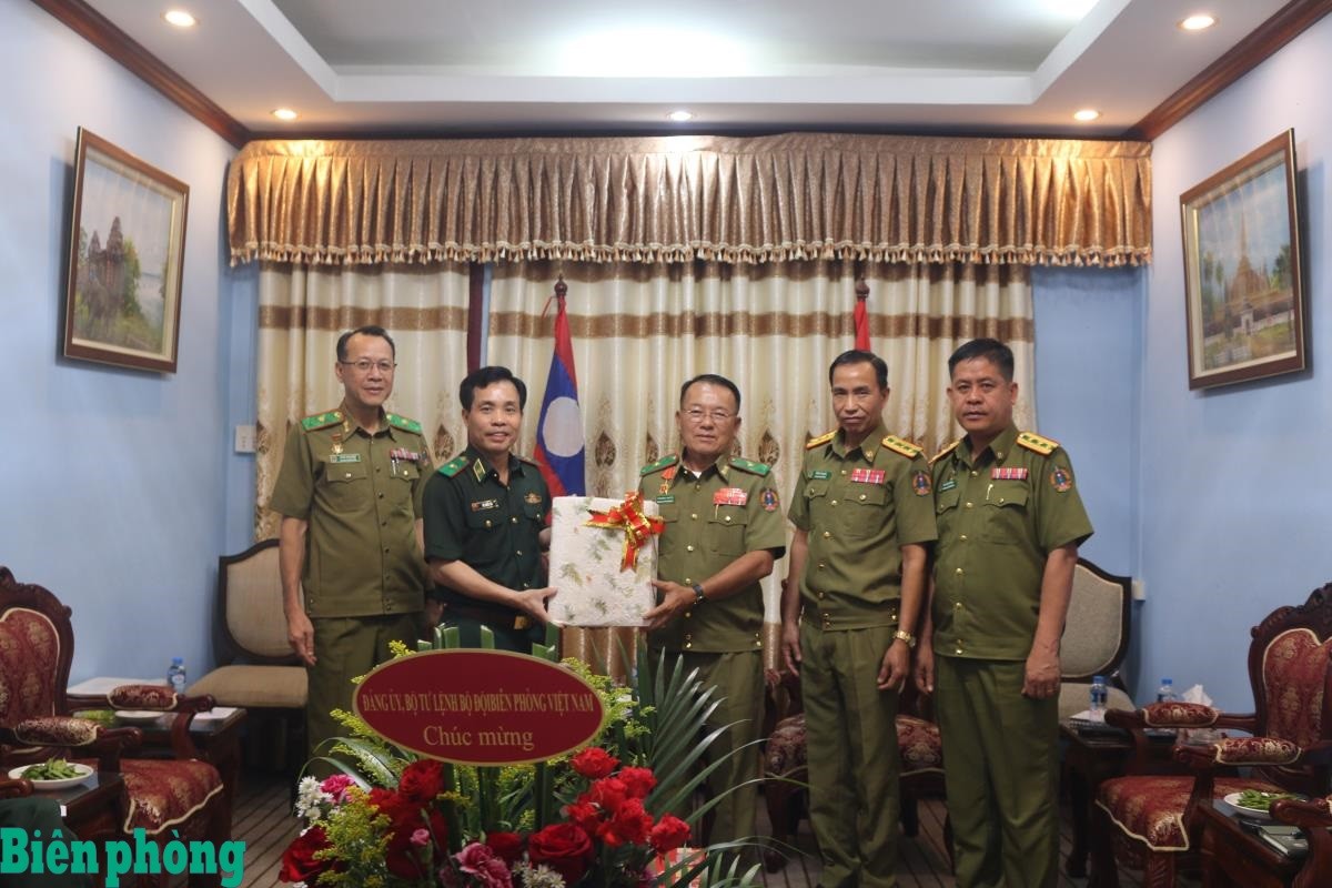 Chung vui Tết Bunpimay với các bạn Lào