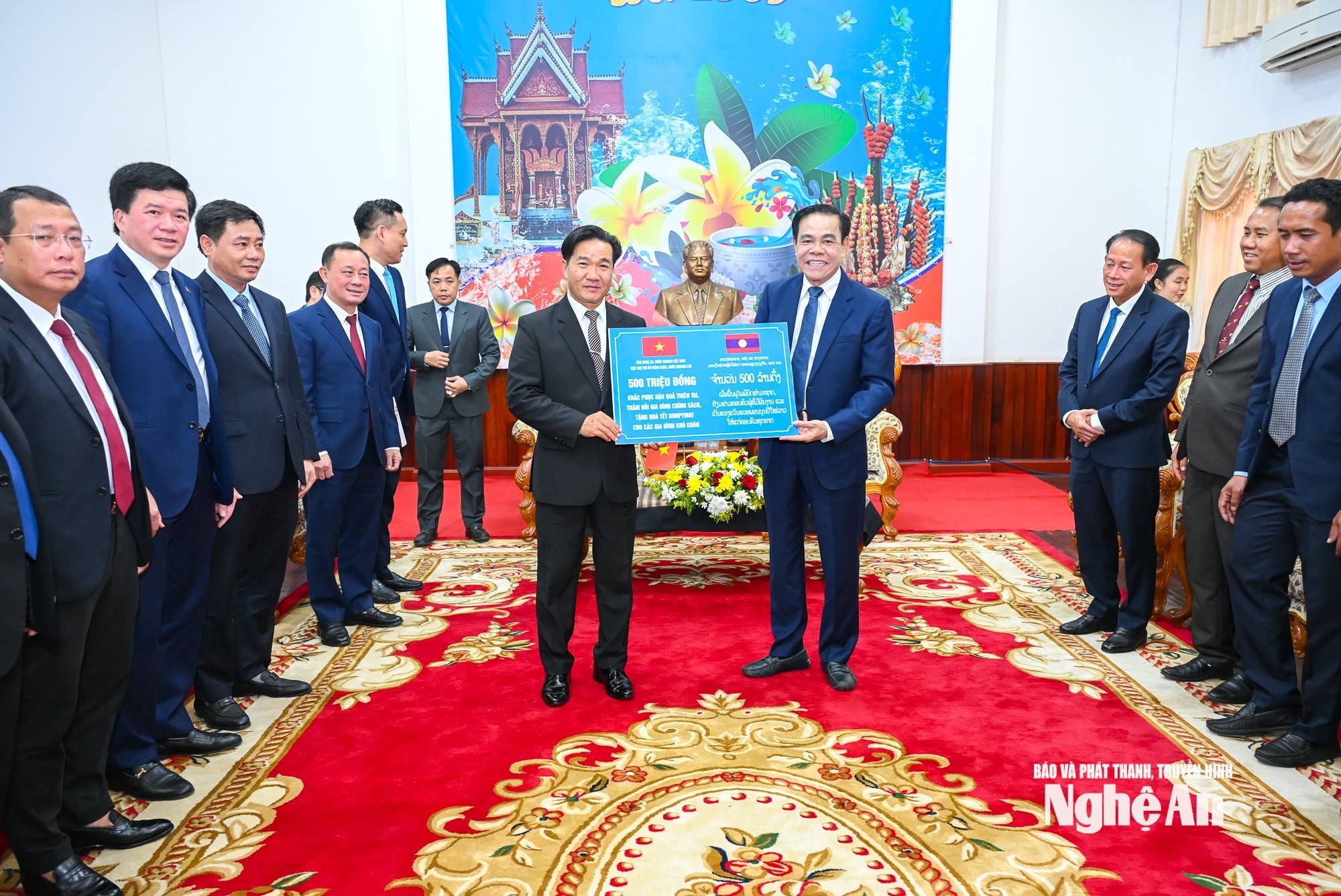 Chung vui Tết Bunpimay với các bạn Lào