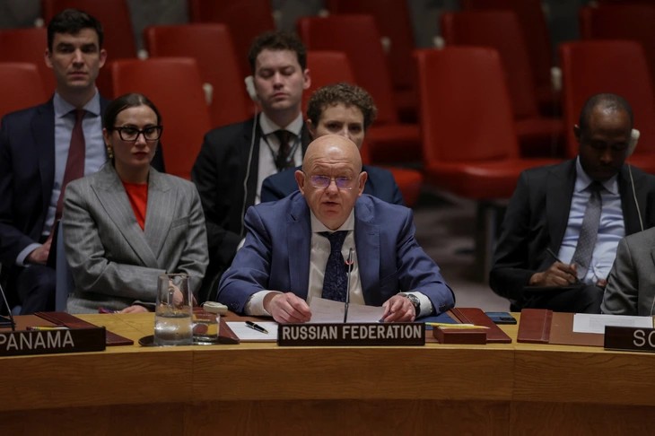 Đại diện thường trực của Nga tại Liên hợp quốc Vasily Nebenzya phát biểu trong cuộc họp của Hội đồng Bảo an về nghị quyết liên quan đến eo biển Hormuz. (Ảnh: Reuters) Đại diện thường trực của Nga tại Liên hợp quốc Vasily Nebenzya phát biểu trong cuộc họp của Hội đồng Bảo an về nghị quyết liên quan đến eo biển Hormuz. (Ảnh: Reuters)