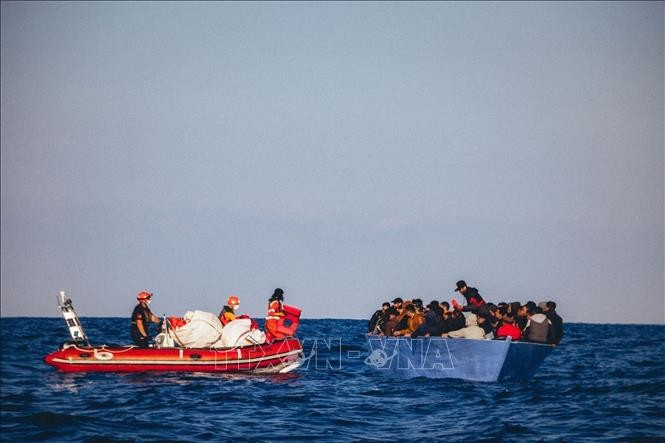 Người di cư được giải cứu trên biển ở ngoài khơi bờ biển Libya. Ảnh tư liệu: AFP Người di cư được giải cứu trên biển ở ngoài khơi bờ biển Libya. Ảnh tư liệu: AFP