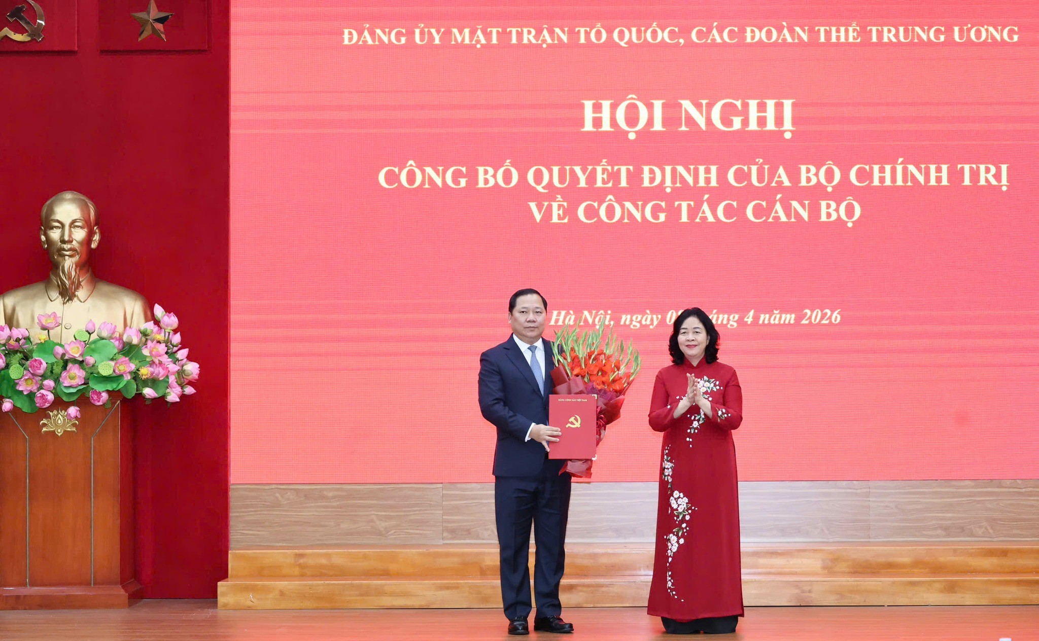 Bà Bùi Thị Minh Hoài, Ủy viên Bộ Chính trị, Bí thư Trung ương Đảng, Bí thư Đảng ủy MTTQ, các đoàn thể Trung ương, Chủ tịch Ủy ban Trung ương MTTQ Việt Nam trao Quyết định của Bộ Chính trị cho ông Nguyễn Phi Long. (Ảnh: Thu Hà)