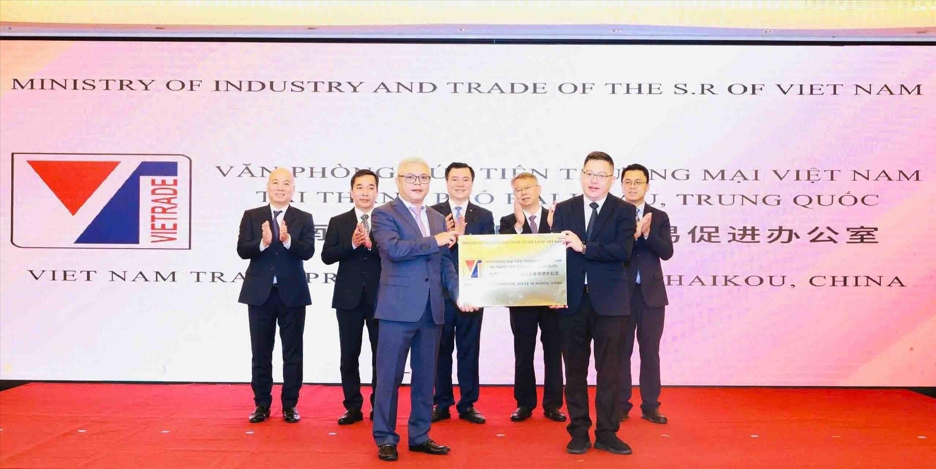  Lãnh đạo Sở Thương mại tỉnh Hải Nam trao biển hiệu Văn phòng cho Trưởng Đại diện Văn phòng Xúc tiến thương mại Việt Nam tại Hải Khẩu. Ảnh: TTXVN phát  