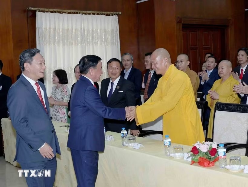 Thường trực Ban Bí thư gặp gỡ cán bộ Đại sứ quán và cộng đồng người Việt tại Lào Thường trực Ban Bí thư gặp gỡ cán bộ Đại sứ quán và cộng đồng người Việt tại Lào