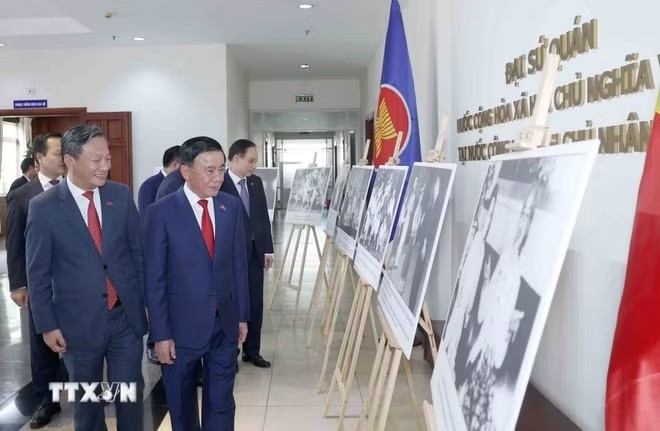 Thường trực Ban Bí thư gặp gỡ cán bộ Đại sứ quán và cộng đồng người Việt tại Lào Thường trực Ban Bí thư gặp gỡ cán bộ Đại sứ quán và cộng đồng người Việt tại Lào
