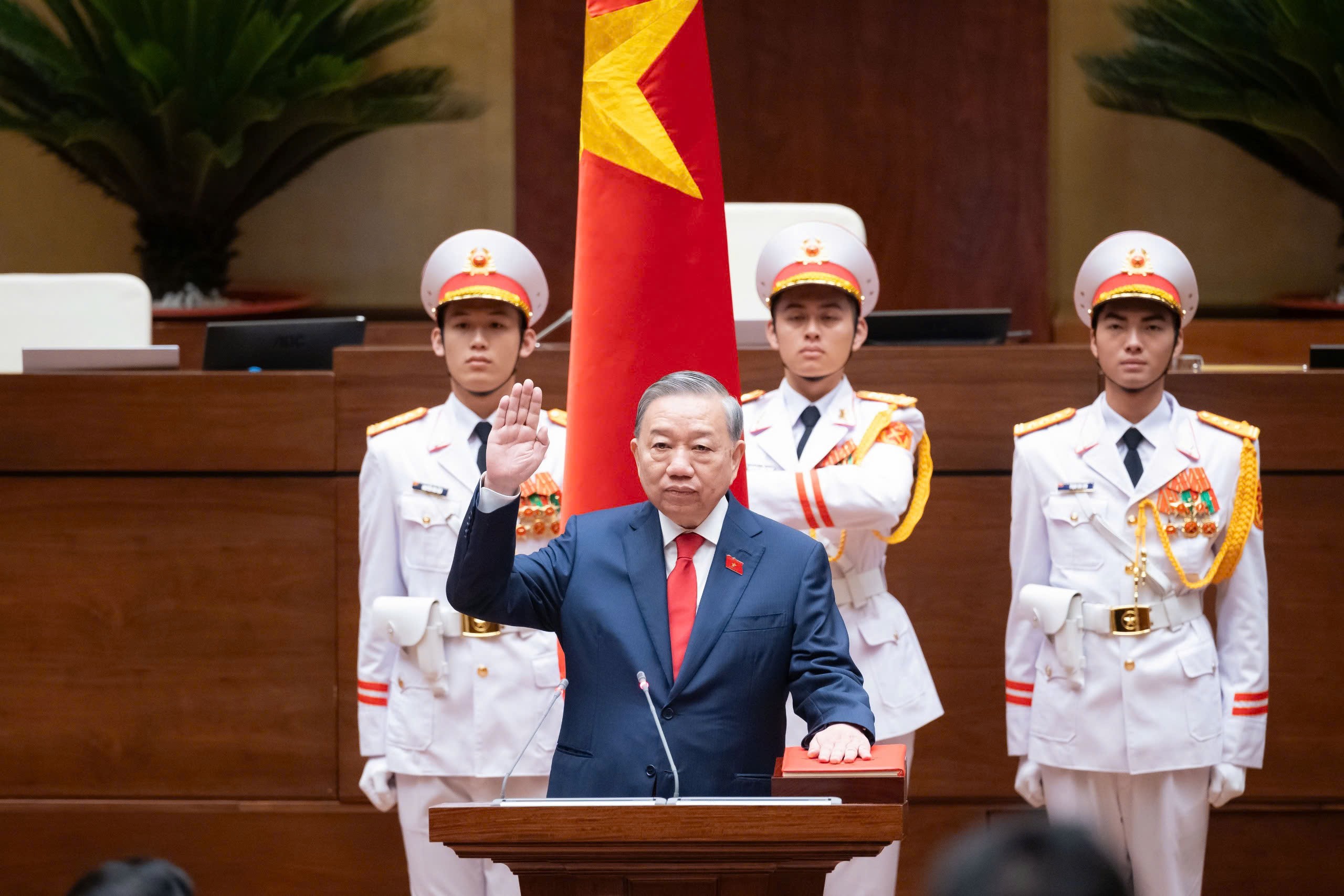 Tổng Bí thư, Chủ tịch nước Tô Lâm tuyên thệ nhậm chức. (Ảnh: Cổng TTĐT Quốc hội) Tổng Bí thư, Chủ tịch nước Tô Lâm tuyên thệ nhậm chức. (Ảnh: Cổng TTĐT Quốc hội)