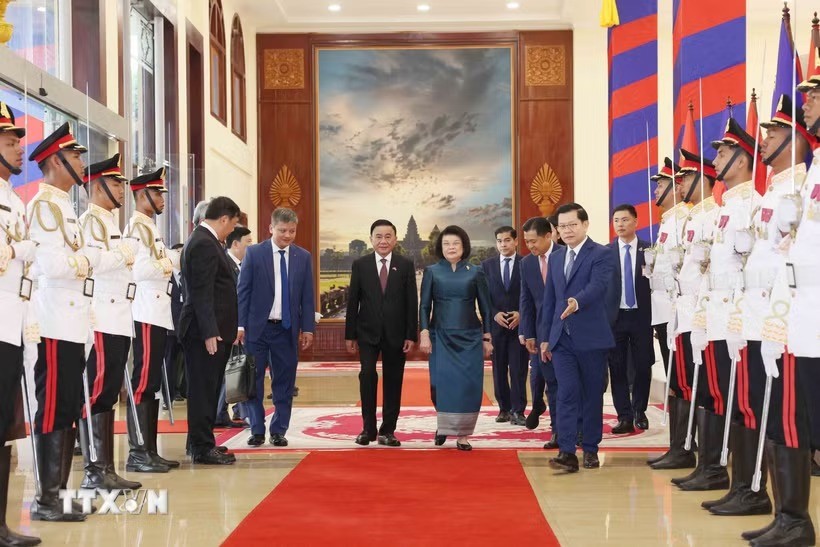 Lễ đón trọng thể Thường trực Ban Bí thư Trần Cẩm Tú thăm chính thức Campuchia