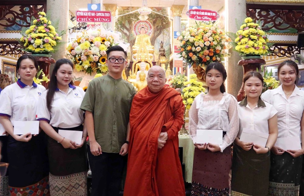 Trao tặng học bổng cho các học sinh Lào, Campuchia đang học tập tại 