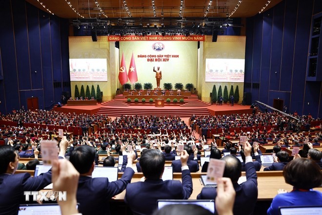 Đại biểu biểu quyết thông qua Nghị quyết Đại hội XIV của Đảng. (Ảnh TTXVN)