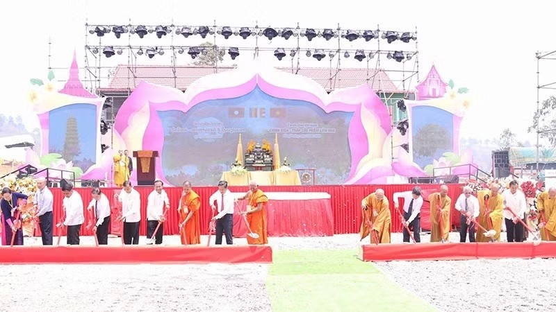 Các đại biểu thực hiện nghi thức Lễ khởi công xây dựng Chính điện chùa Hữu Nghị-Khu điện thờ các Anh hùng liệt sĩ Lào-Việt Nam. Các đại biểu thực hiện nghi thức Lễ khởi công xây dựng Chính điện chùa Hữu Nghị-Khu điện thờ các Anh hùng liệt sĩ Lào-Việt Nam.