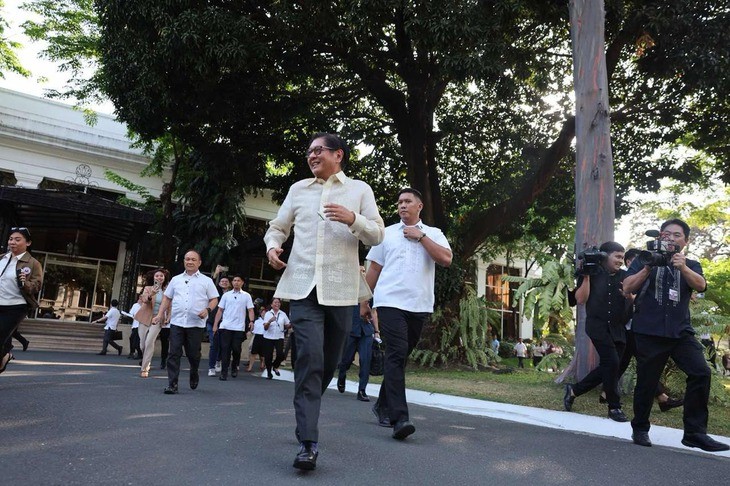 Tổng thống Marcos chạy bộ trong khuôn viên Điện Malacanang - Ảnh: X/@inquirerdotnet Tổng thống Marcos chạy bộ trong khuôn viên Điện Malacanang - Ảnh: X/@inquirerdotnet