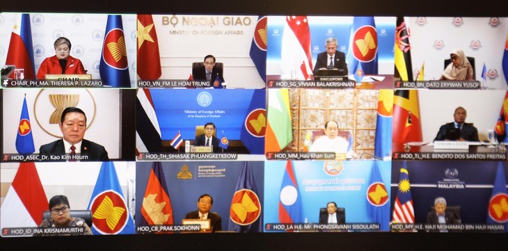 Đại diện các nước ASEAN và Tổng thư ký ASEAN tham dự hội nghị - Ảnh: BỘ NGOẠI GIAO Đại diện các nước ASEAN và Tổng thư ký ASEAN tham dự hội nghị - Ảnh: BỘ NGOẠI GIAO