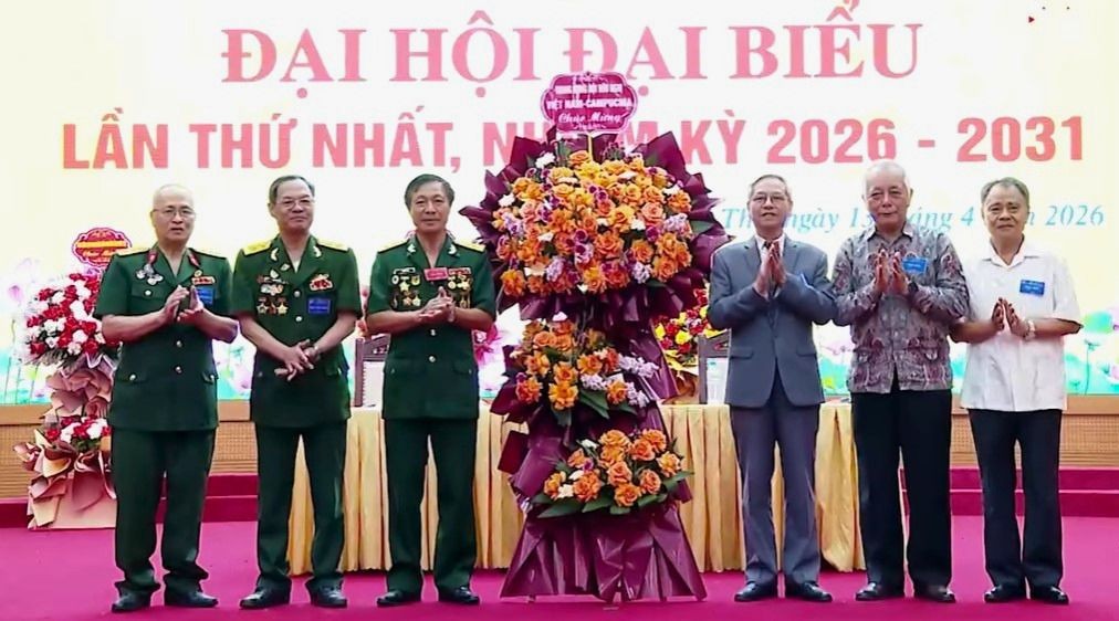 Trung ương Hội Hữu nghị Việt Nam – Campuchia tặng hoa chúc mừng Đại hội.